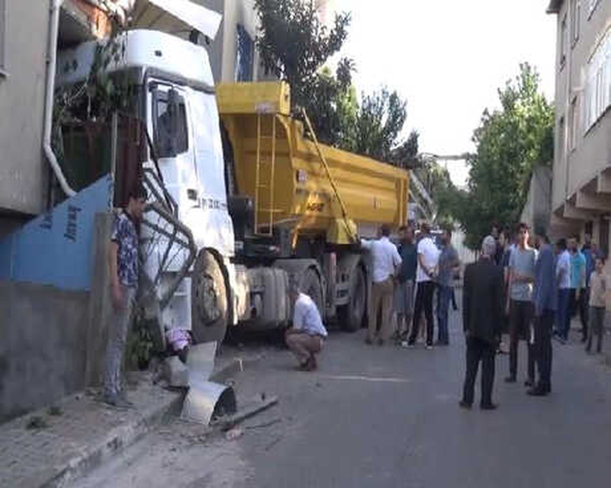 Sultanbeyli\'de Çocuklar Freni Boşalan Tır\'ın Altında Kalmaktan Son Anda Kurtuldu