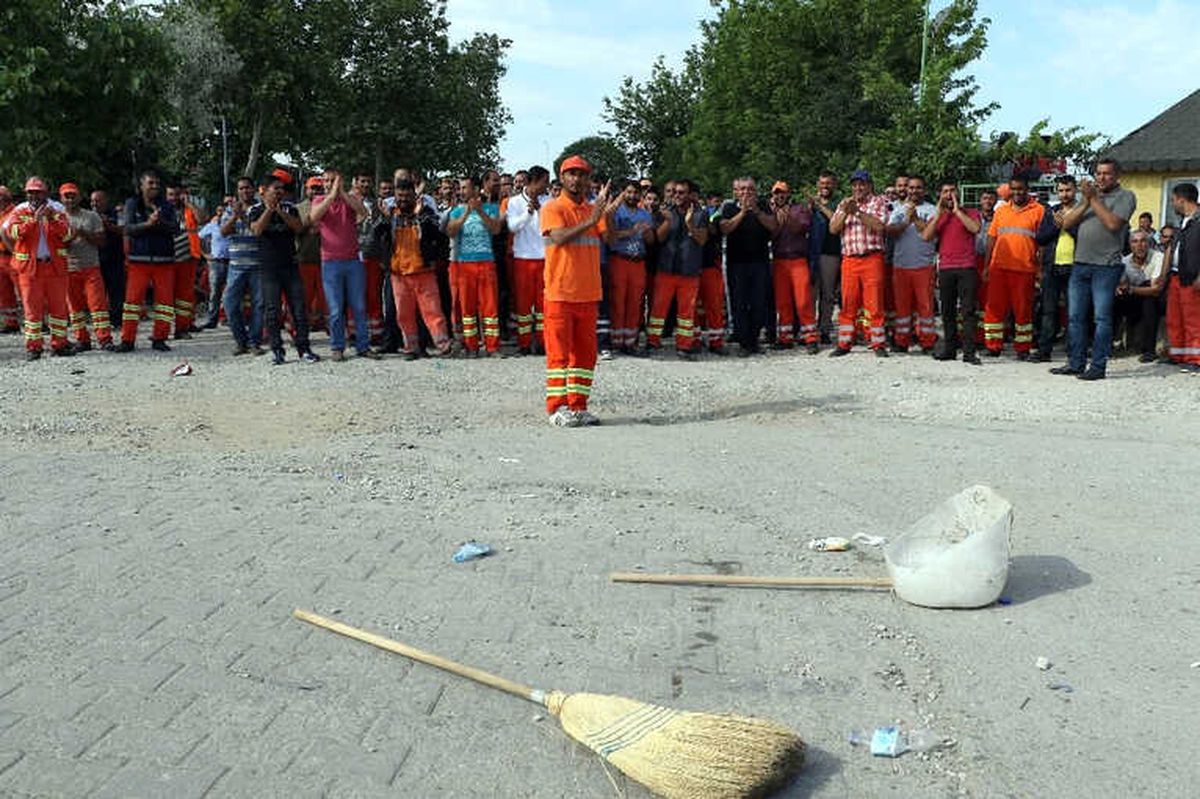 Süpürge Attılar, Kontak Kapattılar