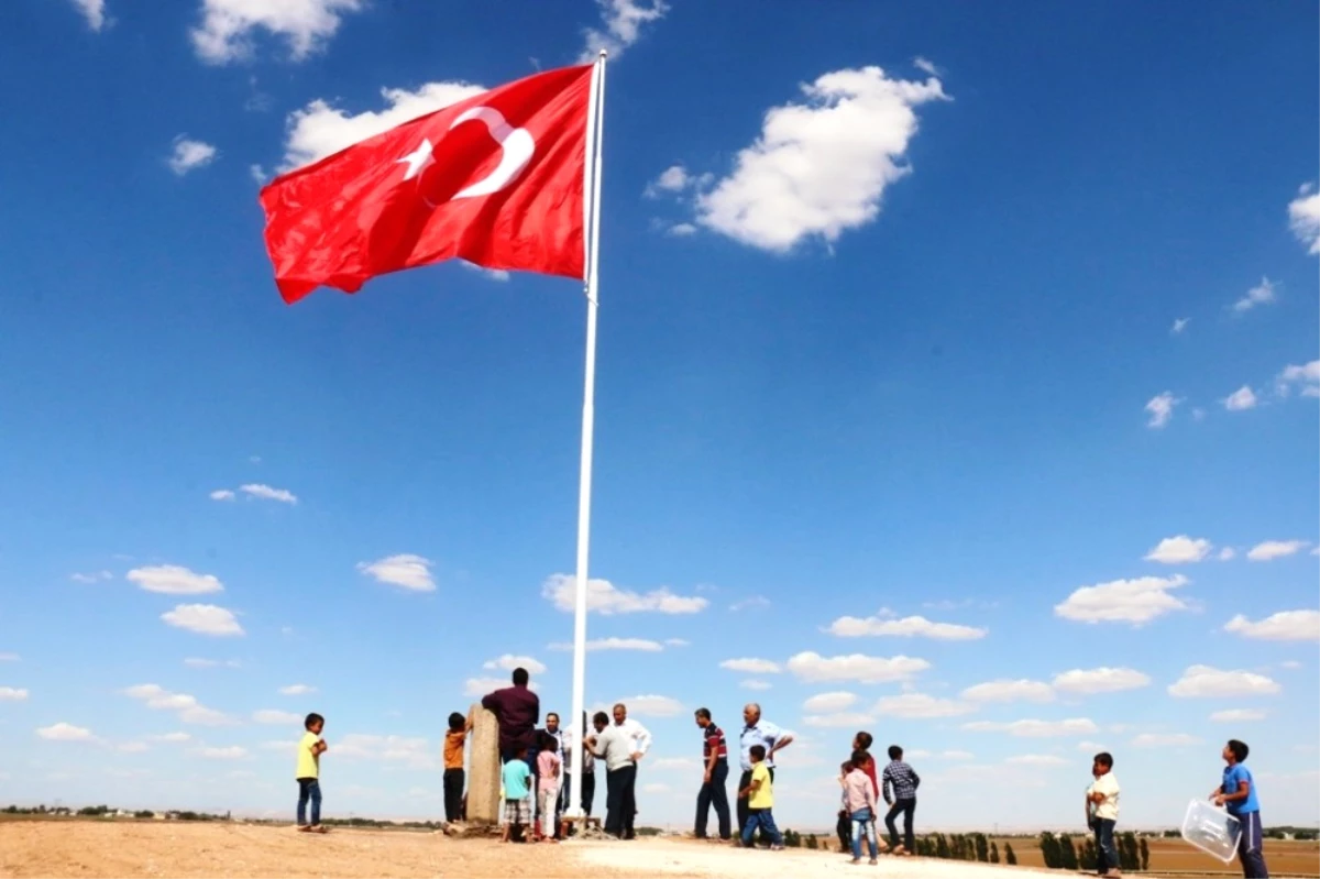 Suriye Sınırına 7\'nci Dev Türk Bayrağı Dikildi