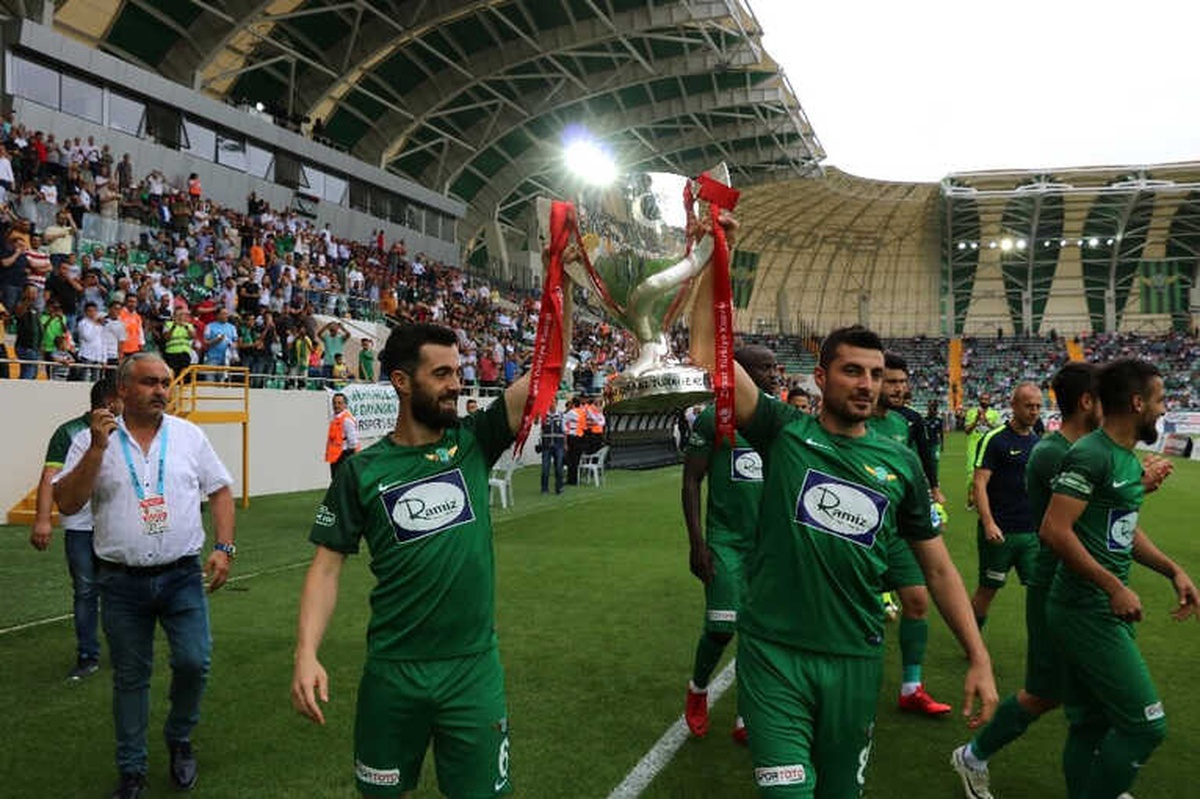 T.m. Akhisarspor\'dan Taraftarının Önünde Şampiyonluk Turu
