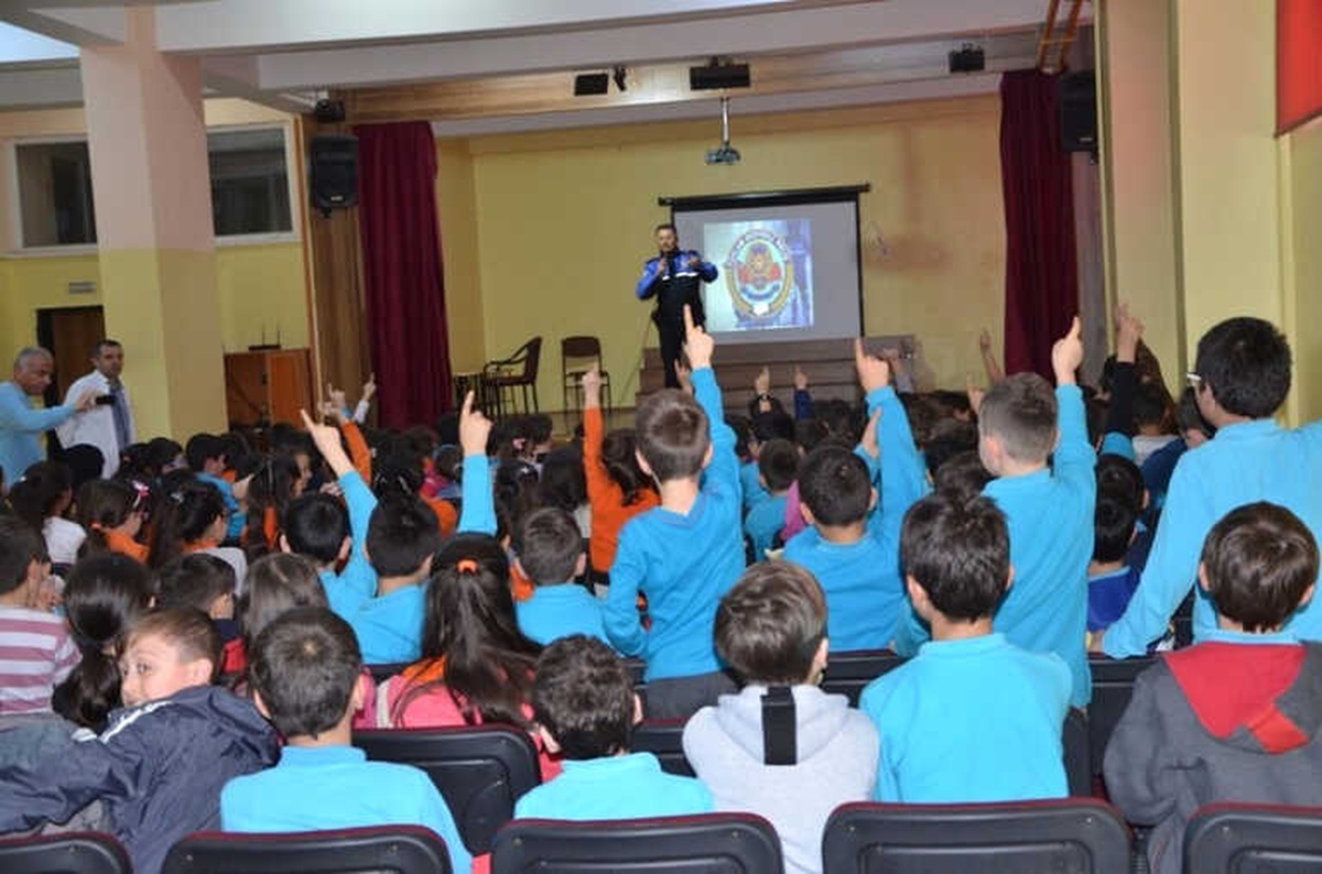 Toplum Destekli Polisler 2 Ayda 1714 Öğrenciye Eğitim Verdi