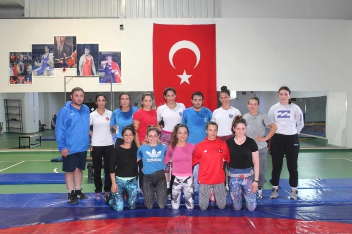 Türkiye Genç Bayanlar Güreş Milli Takımı Yalova\'da Kampa Girdi