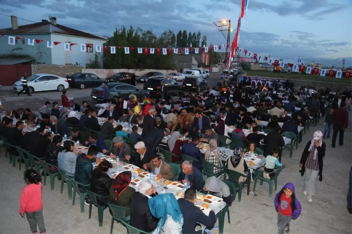 Tuşba Belediyesi\'nin \'Kardeşlik Sofrasına\' Yoğun İlgi