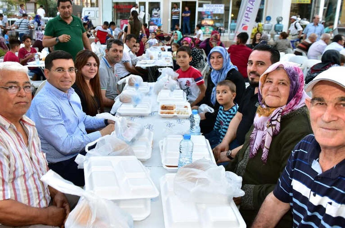Tütüncü, Orucunu Vatandaşlarla Açtı