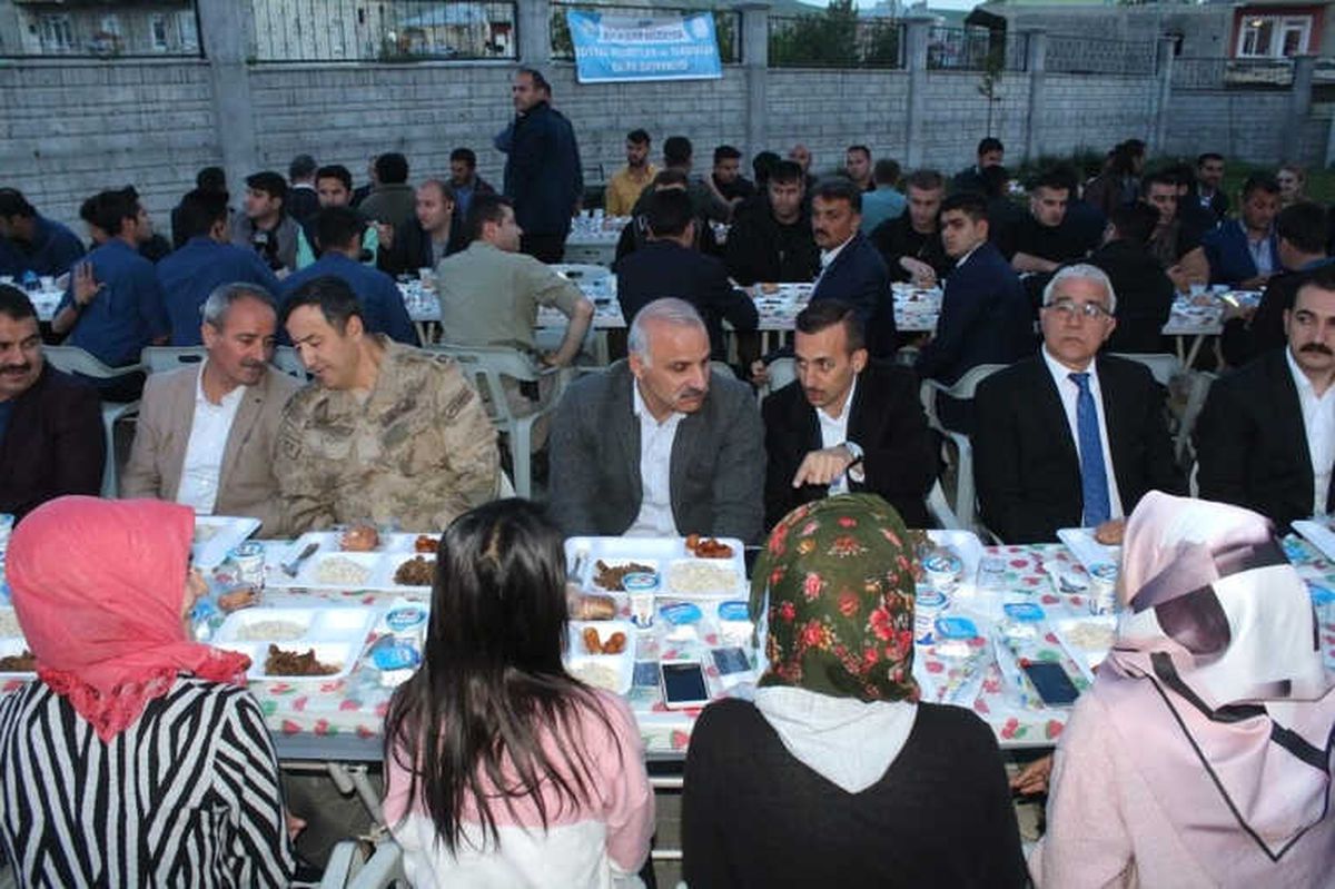 Van Büyükşehir Belediyesinden İftar Yemeği