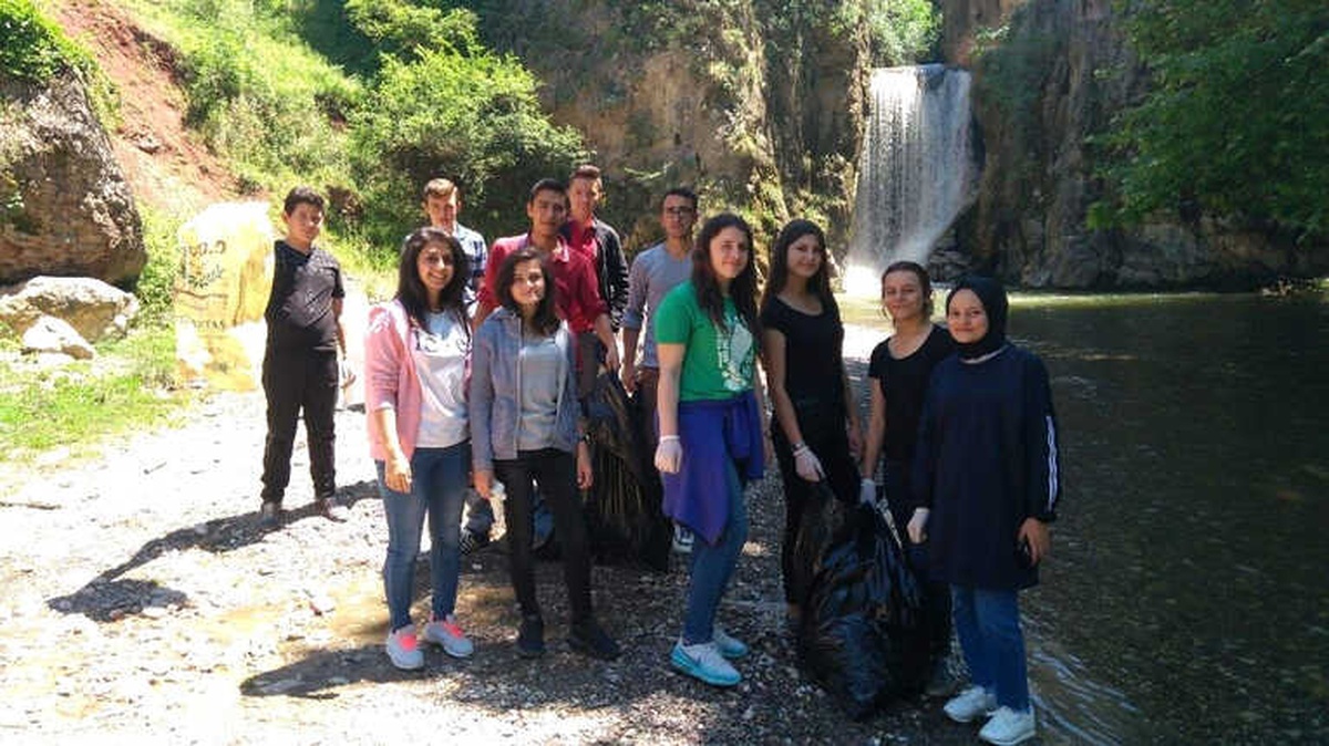 Yarhisar Şelalesi\'ne Öğrenciler Sahip Çıktılar