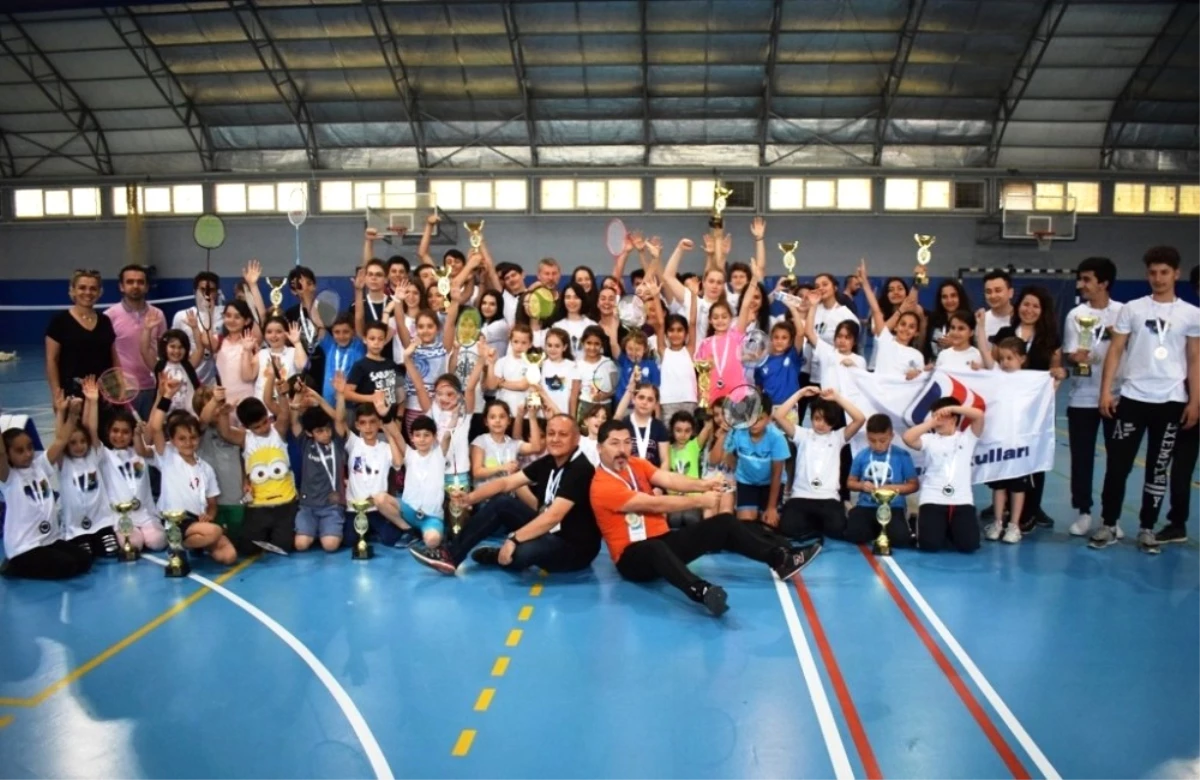 Yüzlerce Öğrencinin Badminton Heyecanı