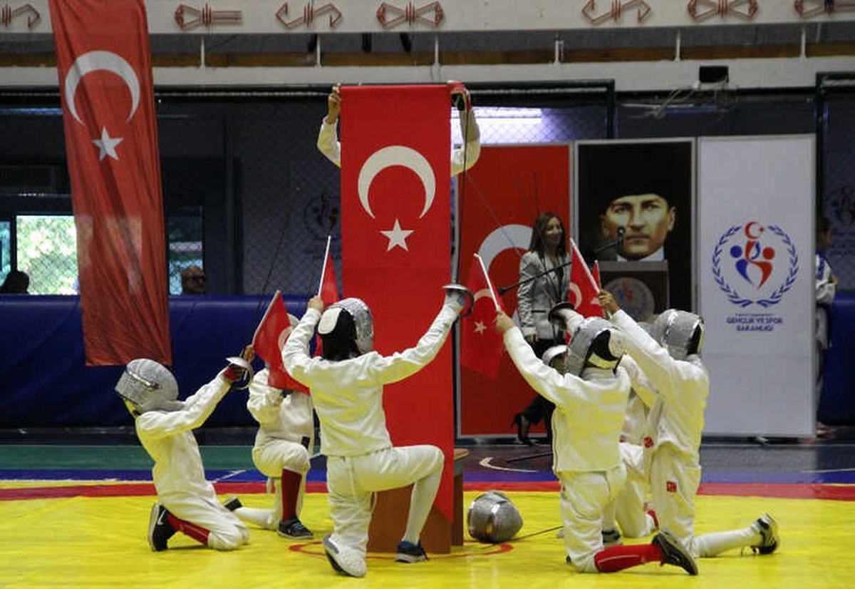 19 Mayıs Atatürk\'ü Anma, Gençlik ve Spor Bayramı Manisa\'da Salonda Kutlandı
