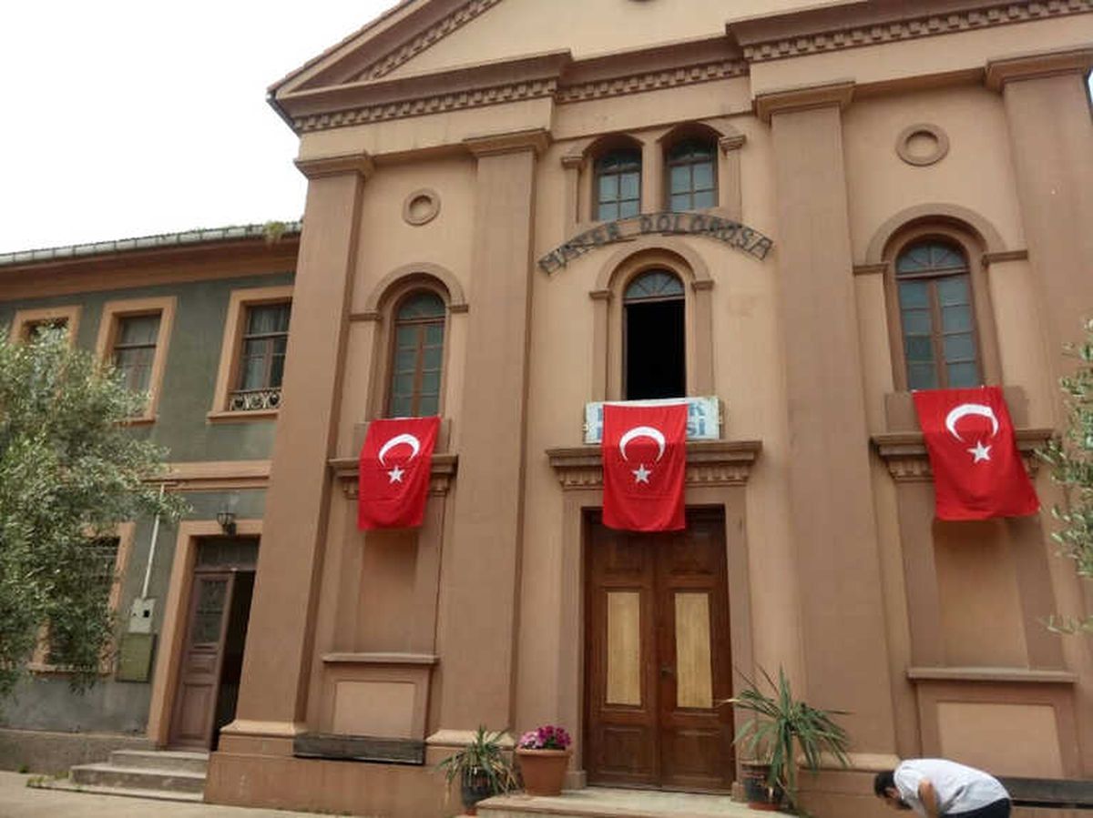 19 Mayıs Bayramı Dolayısıyla Kiliseye Türk Bayrağı Asıldı