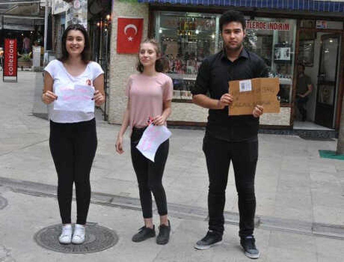 3 Lise Öğrencisinden \'Sarılmak Bedava\' Eylemi