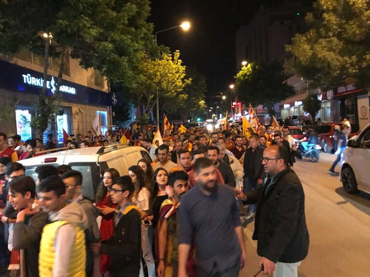 Afyonkarahisar\'da Caddeler Meşalelerle Aydınlandı