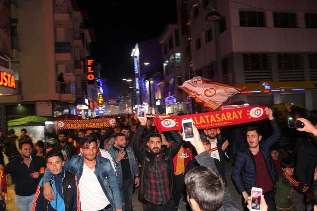 Ağrı\'da Binlerce Galatasaraylı Şampiyonluğu Kutladı