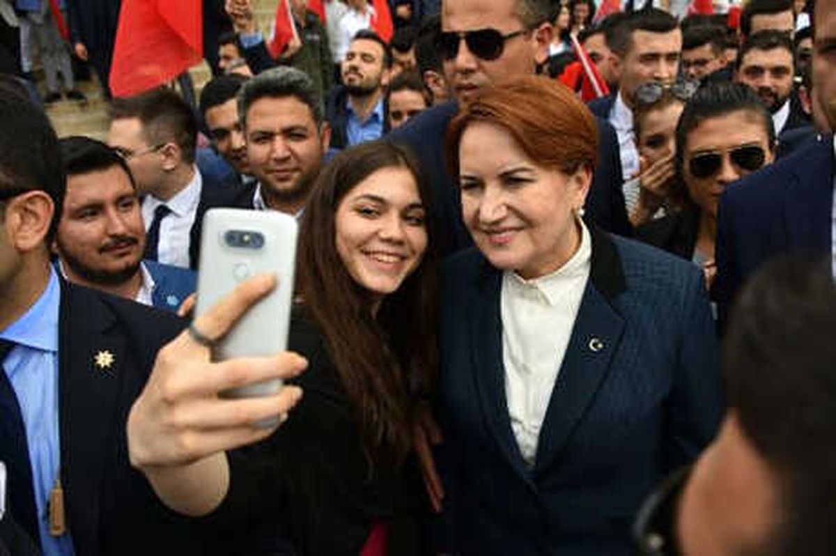 Meral Akşener, 19 Mayıs\'ta Gençlerle Anıtkabir\'e Gitti