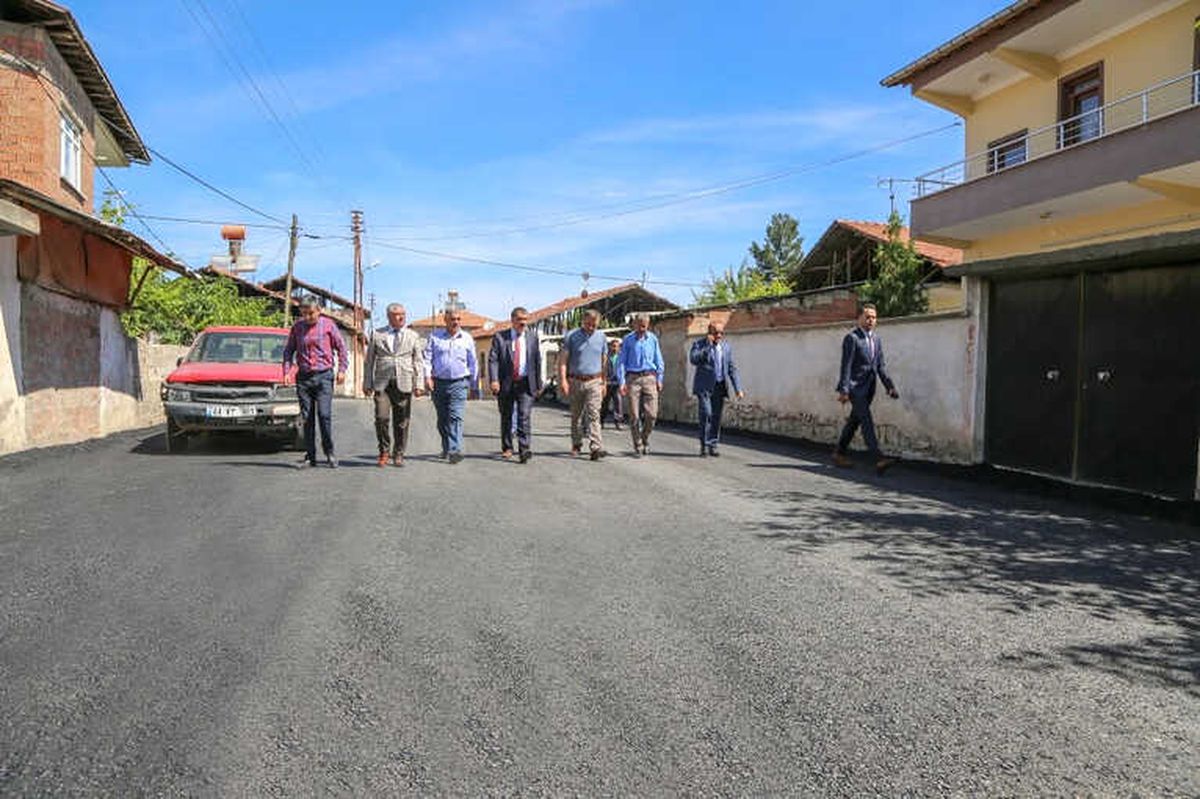 Alacakapı Mahallesinde Yollar Sıcak Asfalt Yapılıyor