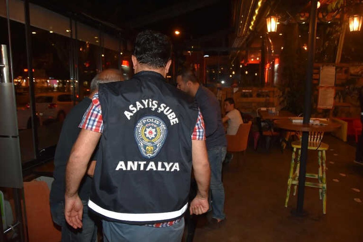 Antalya\'da \'Umuma Açık Yer Denetimi\'nde 10 Bin 407 Kişi Sorgulandı