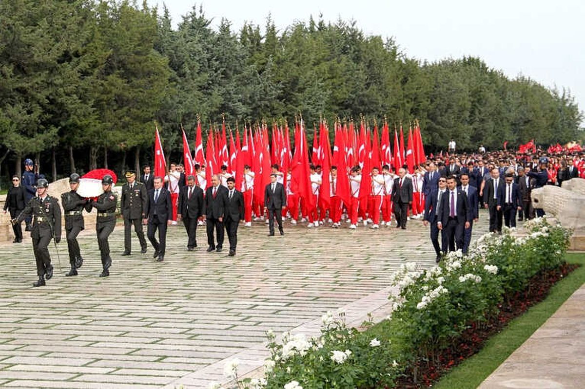 Bakan Bak, Gençlerle Birlikte Anıtkabir\'de