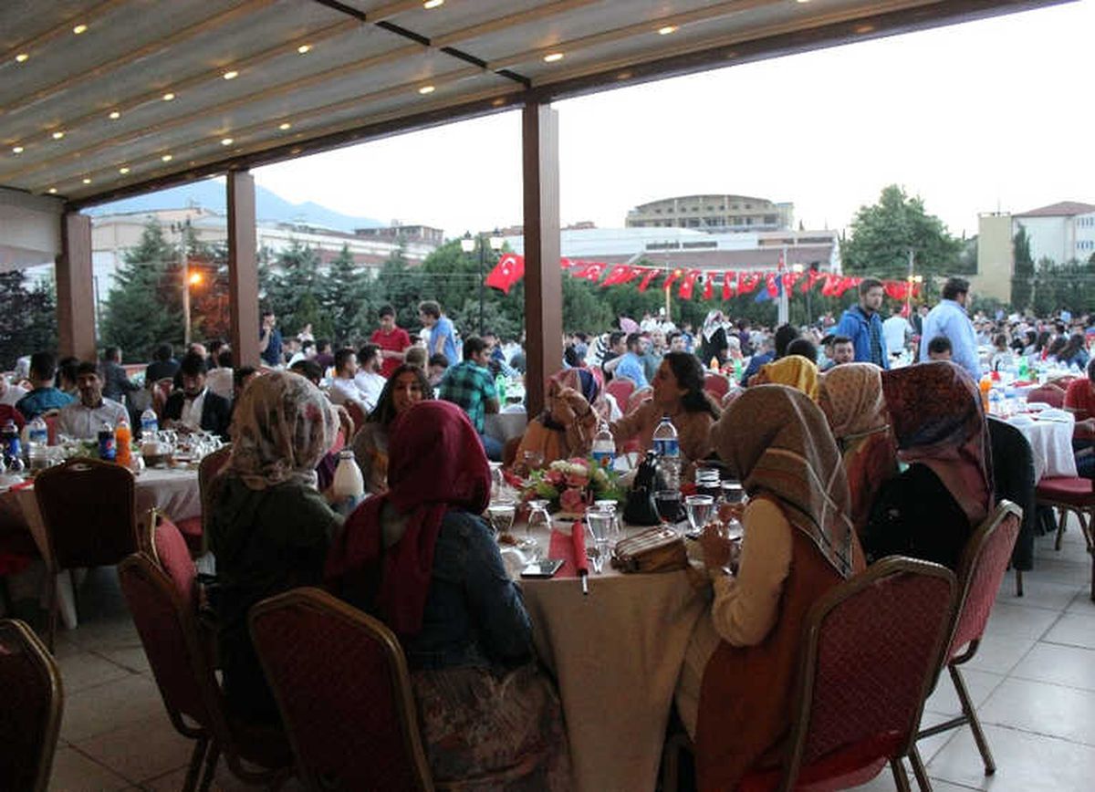 Başbakan Yardımcısı Çavuşoğlu Gençlerle İftarda Buluştu