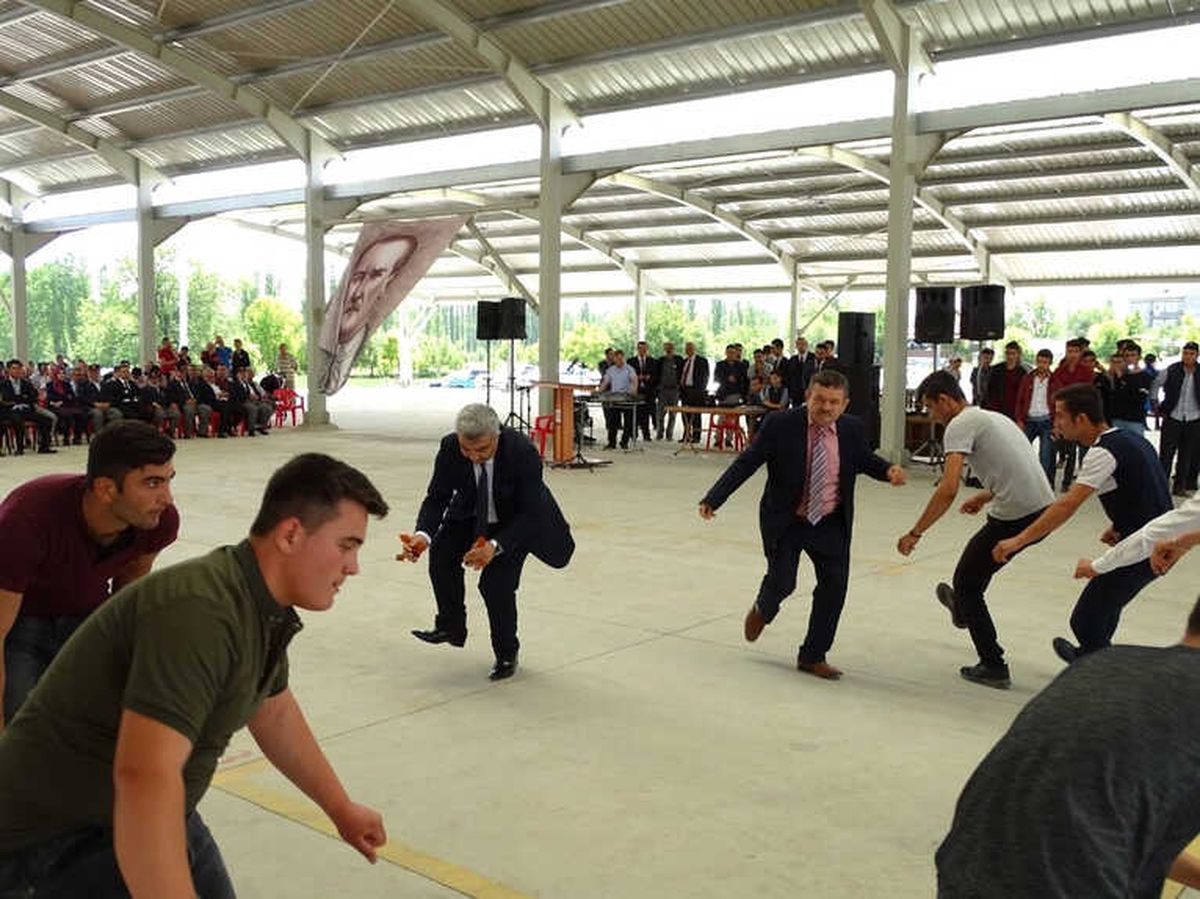 Başkan Çalışkan\'dan \'Kar mı da Yağdı Kütahya\'nın Dağına\' Oyunu