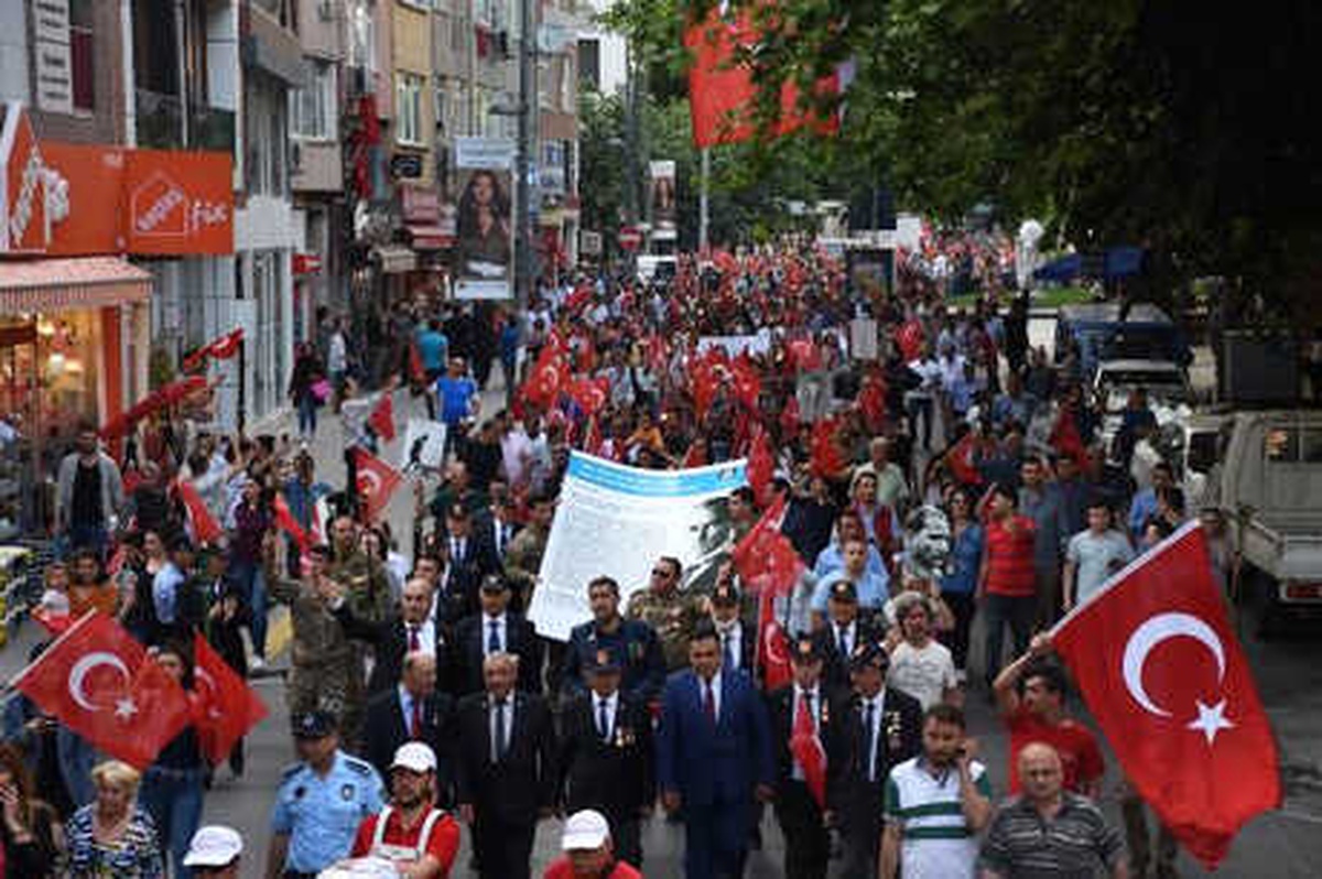 Beşiktaş\'ta Fener Alayı Coşkusu