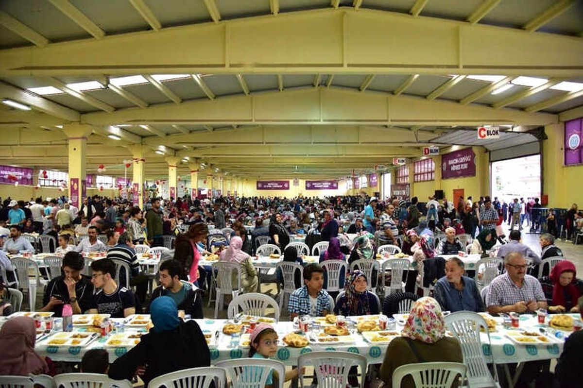 Bilecik\'te Yüzlerce Vatandaş Aynı Sofrada İftar Yaptı