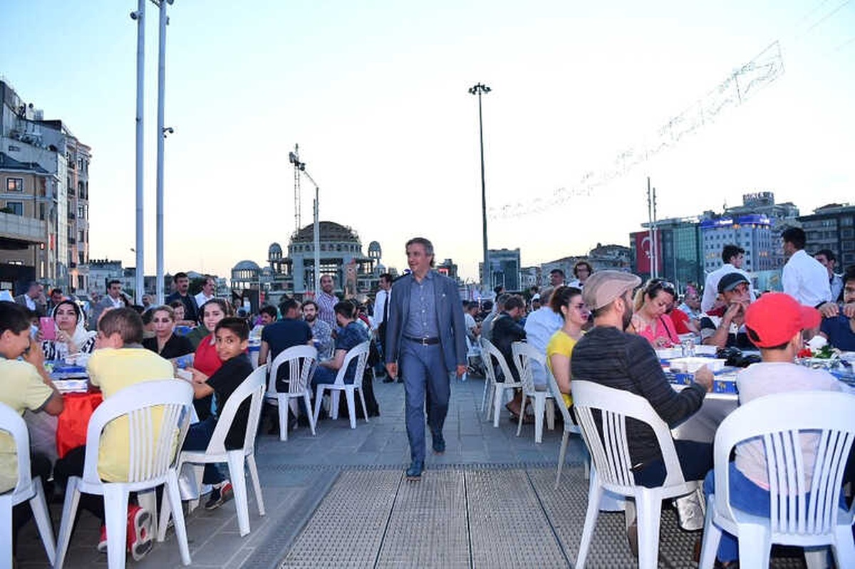 Binlerce Kişi Taksim Meydanı\'nda Kurulan İftar Sofralarında Buluştu