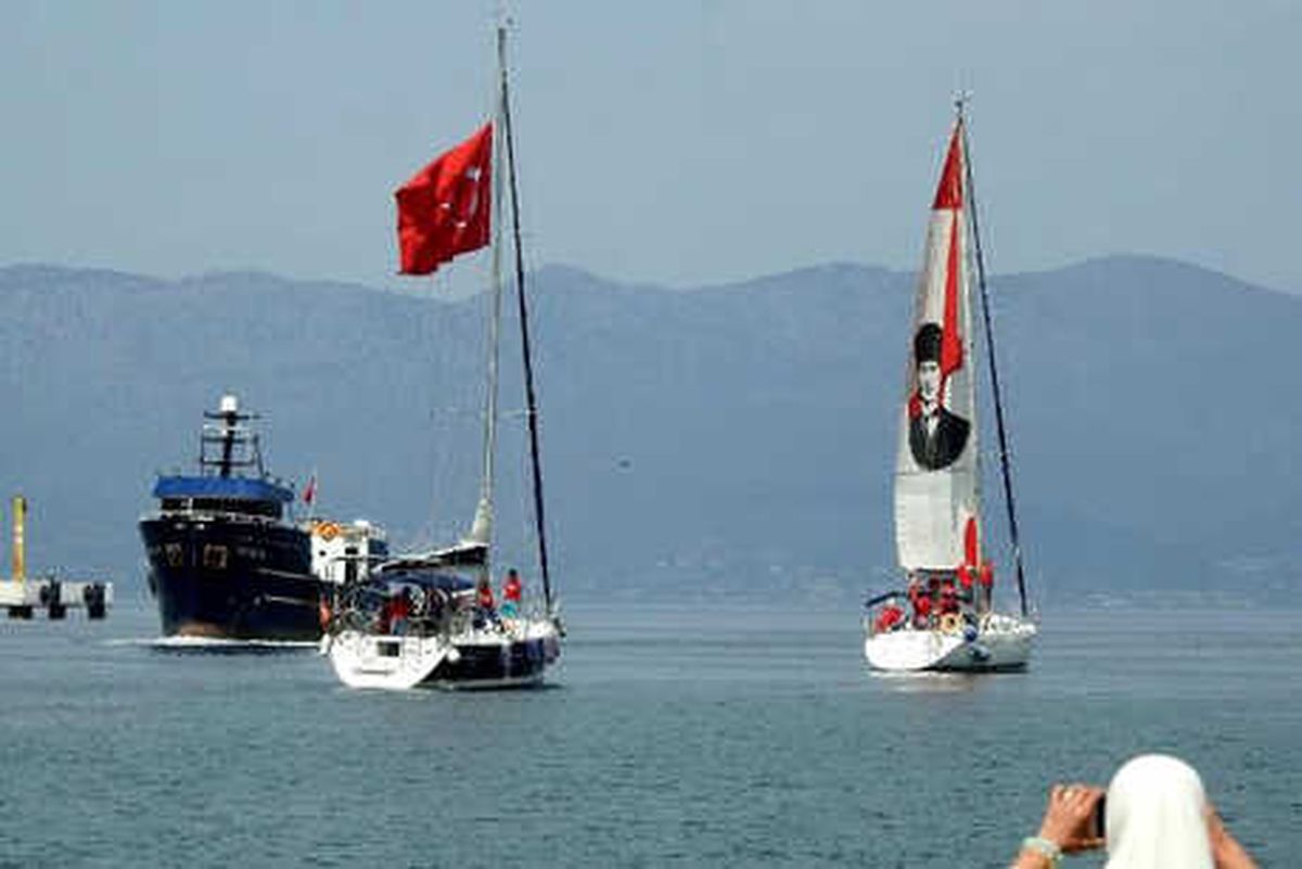 Çeşme\'de 19 Mayıs Coşkusu Denize Taştı