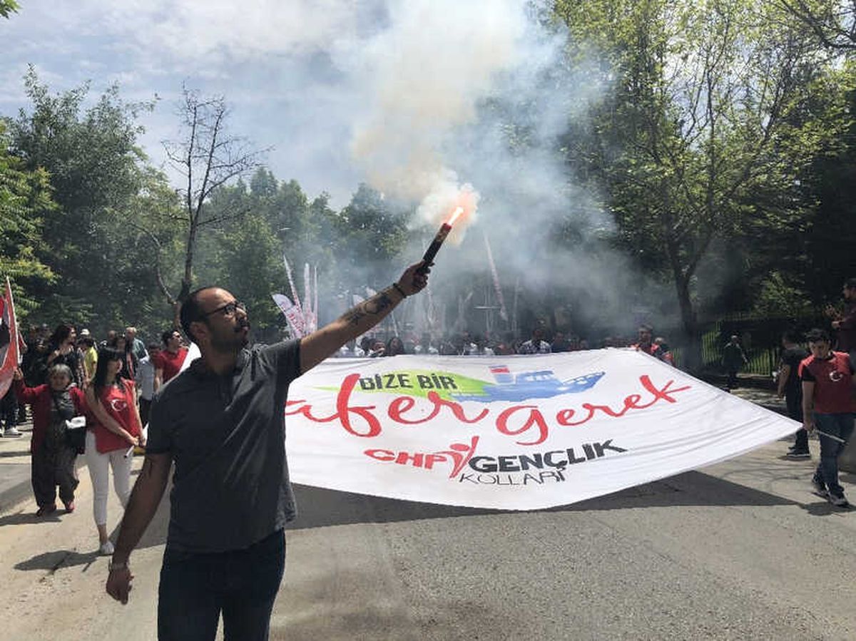 CHP\'nin 19 Mayıs Yürüyüşünde Partililer Birbirine Girdi