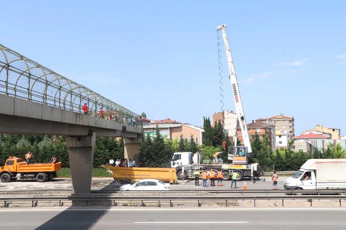 Damperi Açılan Kamyon, Üst Geçide Çarptı