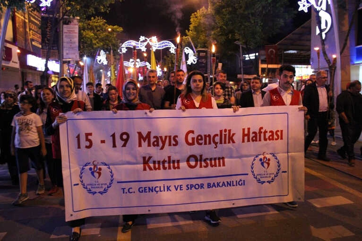 Düzce\'de 19 Mayıs Kutlamaları Fener Alayı ile Başladı