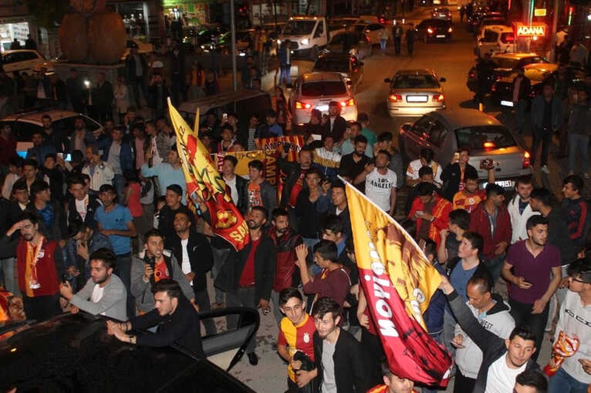 Galatasaray\'ın Şampiyonluğu Kırşehir\'de Taraftarları Sokağa Döktü