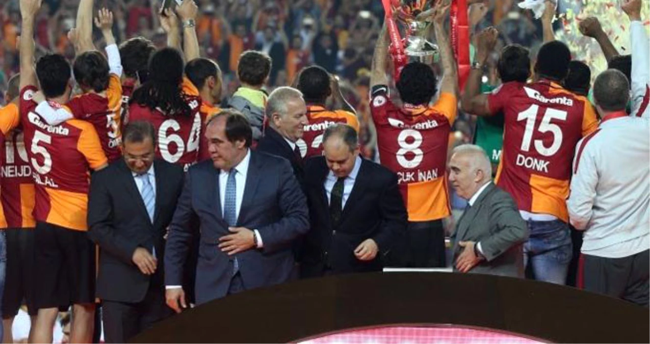 Galatasaray\'ın Şampiyonluk Kupasını Yıldırım Demirören Vermeyecek