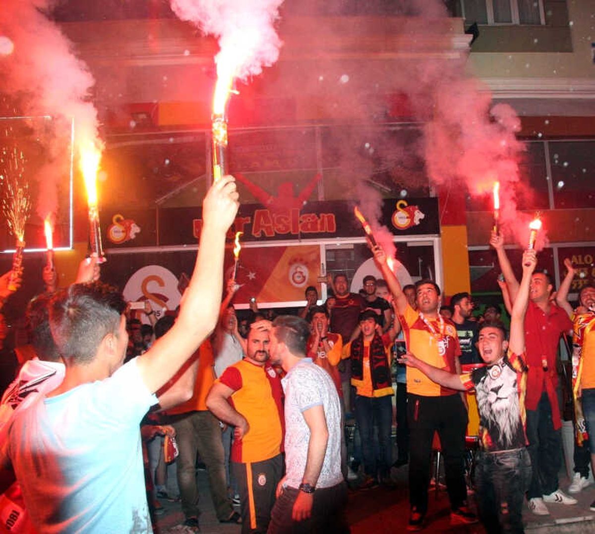 Galatasaray Taraftarı Kilis\'te Şampiyonluk Turu Attı