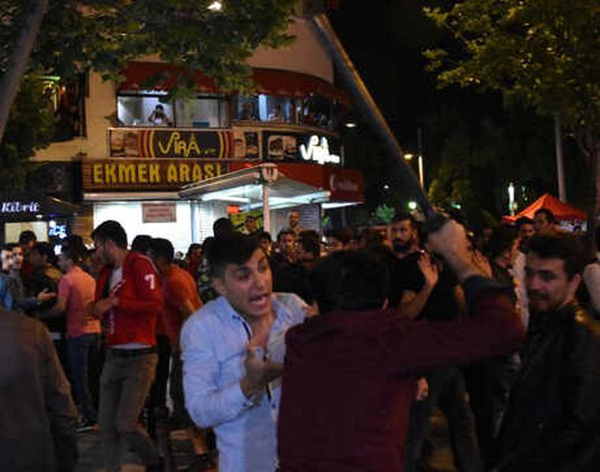 Galatasaraylı ve Konyasporlu Taraftarlar Arasında Kavga