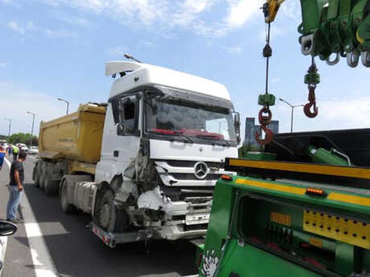 Geniş Haber) Hafriyat Kamyonuyla Bariyer Arasında Sıkıştı: 1\'i Ağır 2 Yaralı