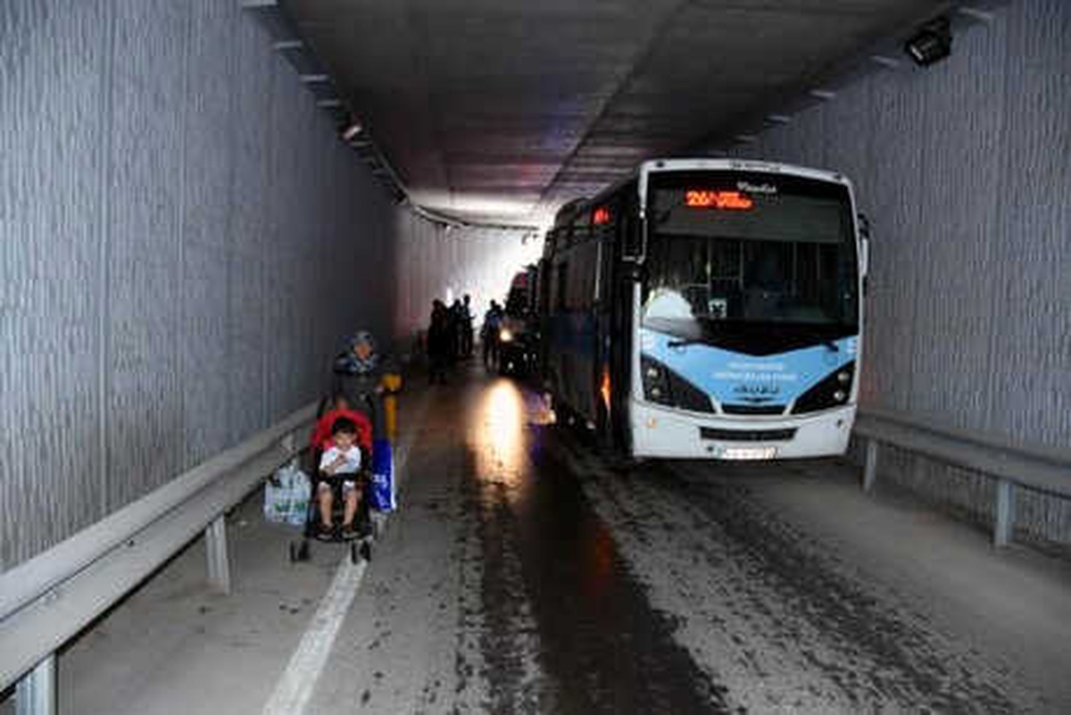 Halk Otobüsü Bariyerlere Çarptı: 4 Yaralı