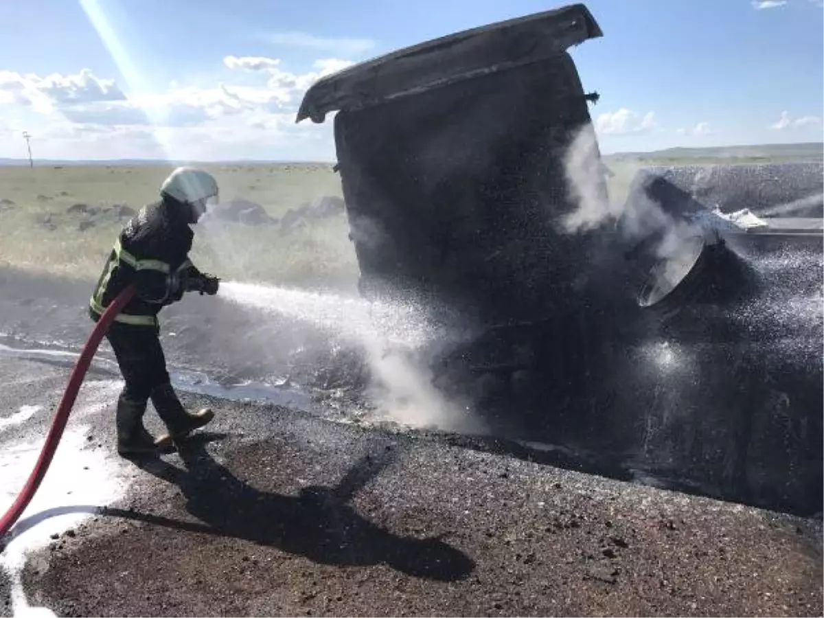 Ham Petrol Yüklü Tanker, Kaza Yaptıktan Sonra Yandı