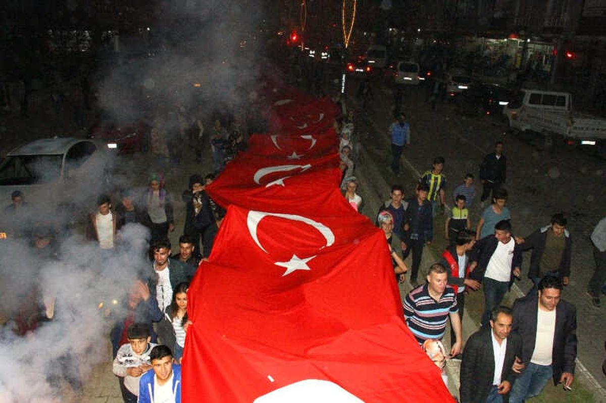 Hizan\'da 19 Mayıs \'Meşaleli Yürüyüş\' ile Kutlandı