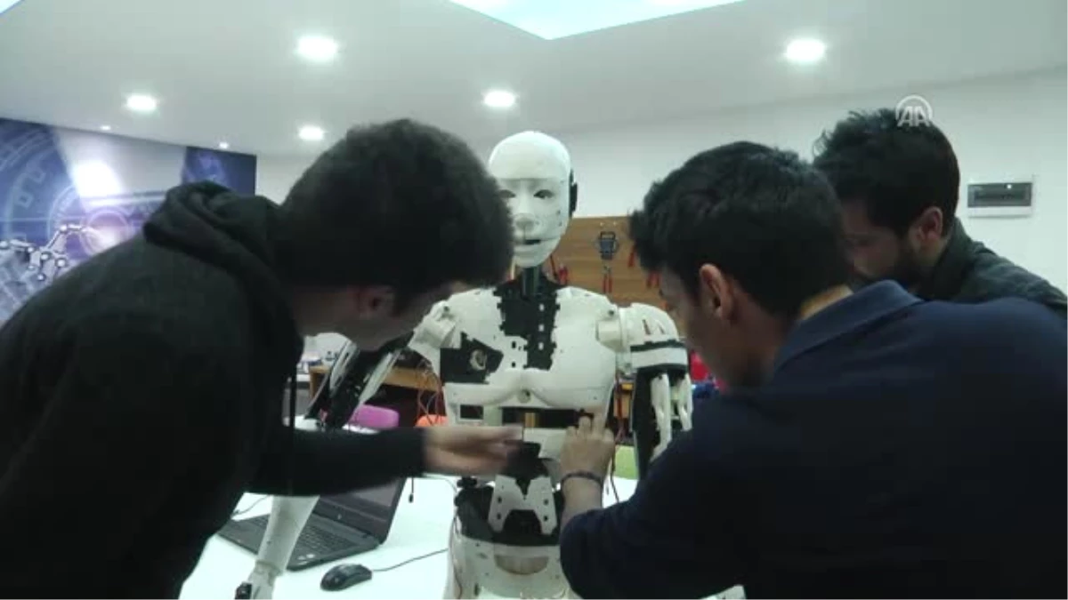 İnsansı Robot "Yiğido" Nişan Alıp Atış Yapabiliyor