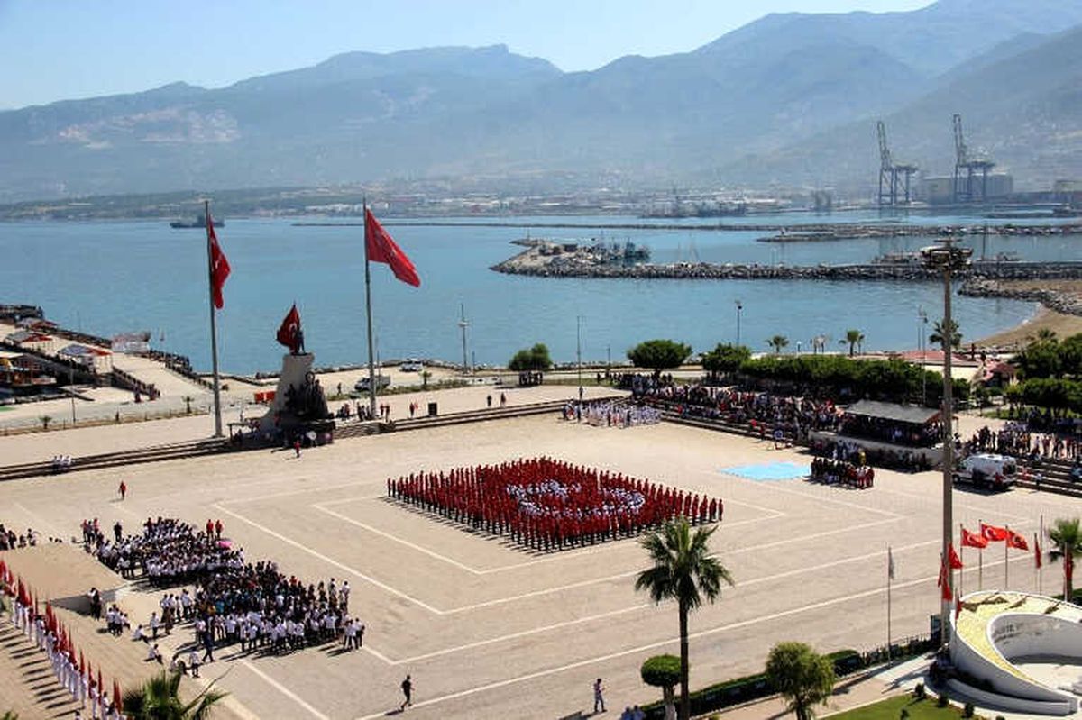 İskenderun\'da 19 Mayıs Etkinliklerinde 600 Öğrenciden Türk Bayrağı Koreografisi
