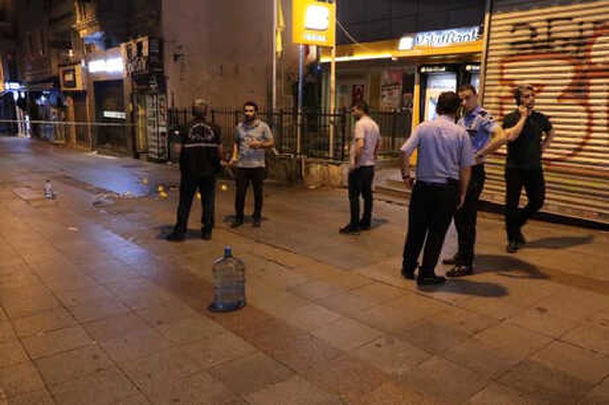 Kadıköy\'de Bıçaklı Kavga : 1 Yaralı