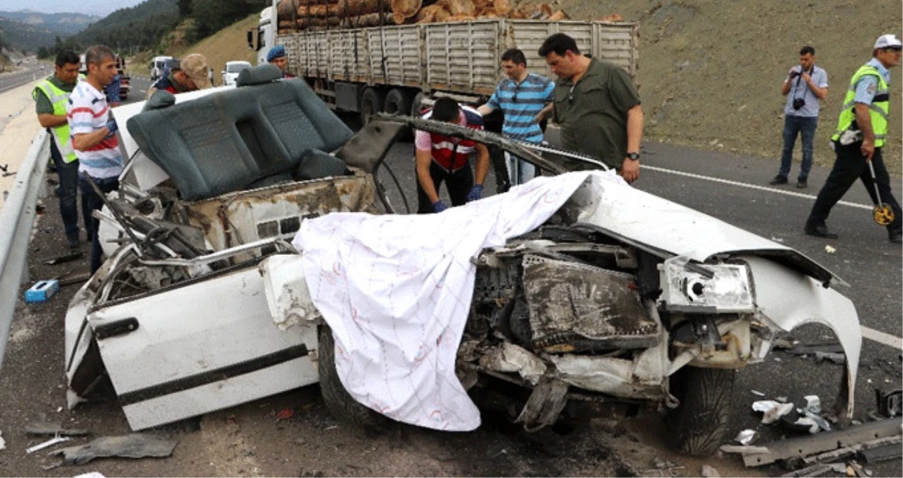 TIR\'a Arkadan Çarpan Otomobil Paramparça Oldu, 3 Kadın Feci Şekilde Can Verdi