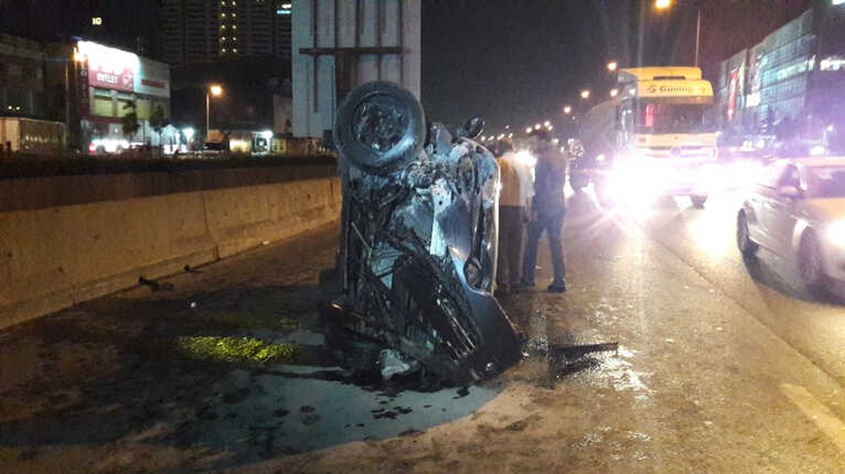 Kaza Yapıp Şoka Giren Sürücüyü Olay Yerine Gelen Annesi Sarılarak Teselli Etti
