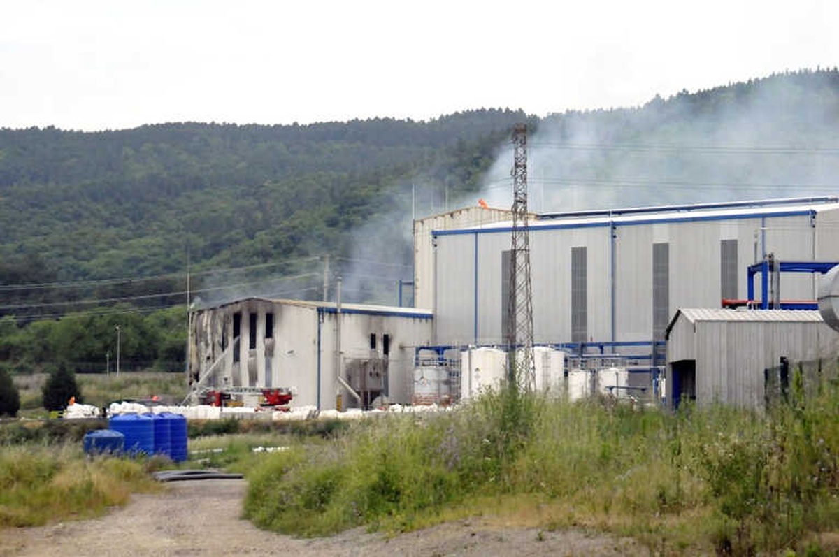 Kimyasal Madde Üreten Fabrikanın Ambarı Yandı
