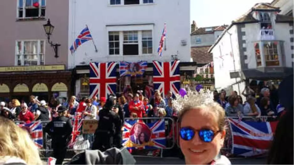 Kraliyet Düğünü Öncesi Konuklar ve Vatandaşlar Windsor Sarayı\'nda