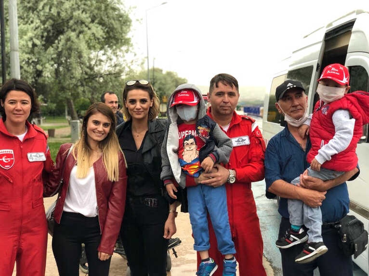 Lösemili Miniklere Türk Yıldızları Morali