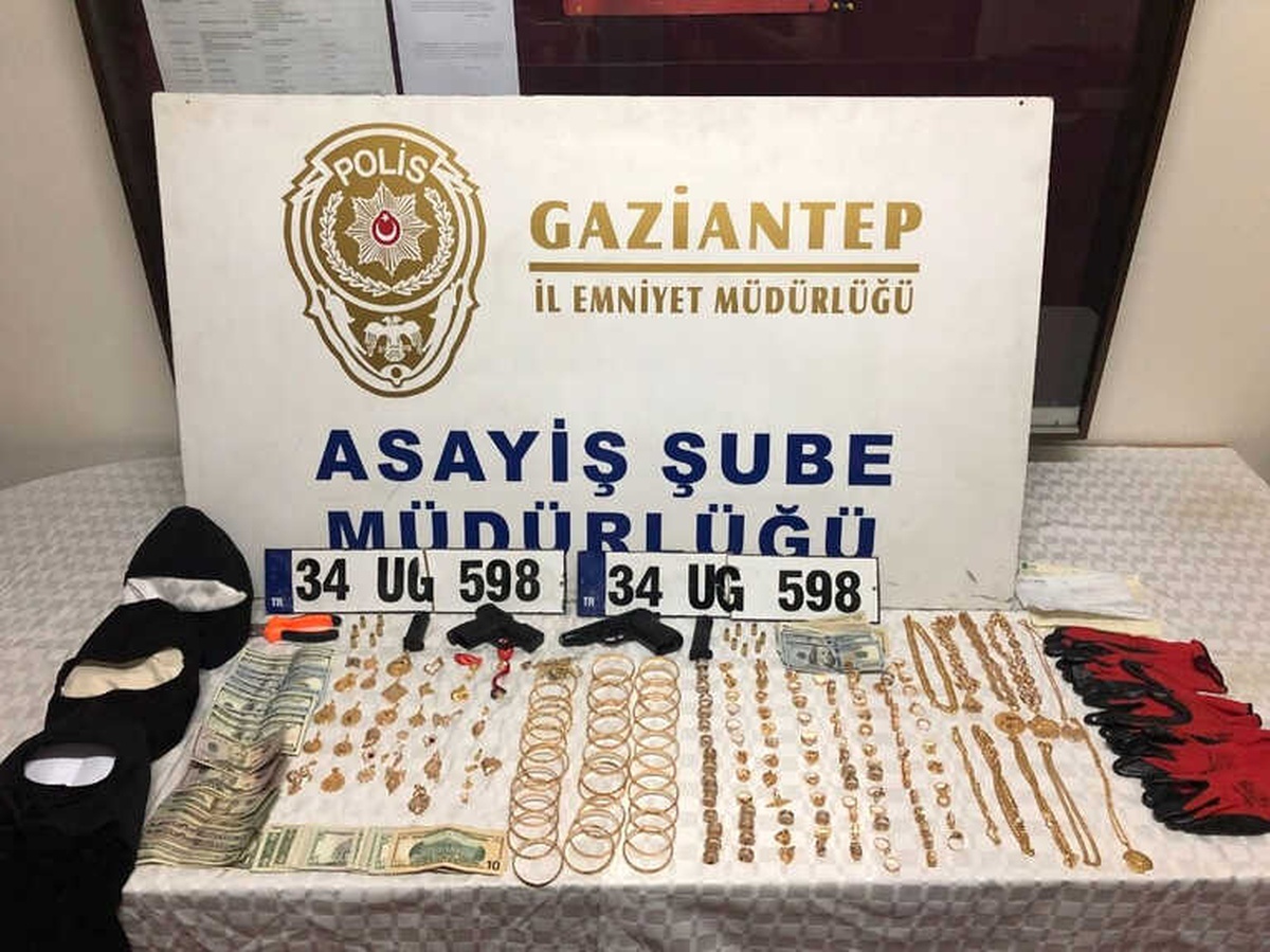 Maskeli ve Silahlı Hırsızlar Kuyumcu Dükkanını Bir Buçuk Dakikada Boşalttı