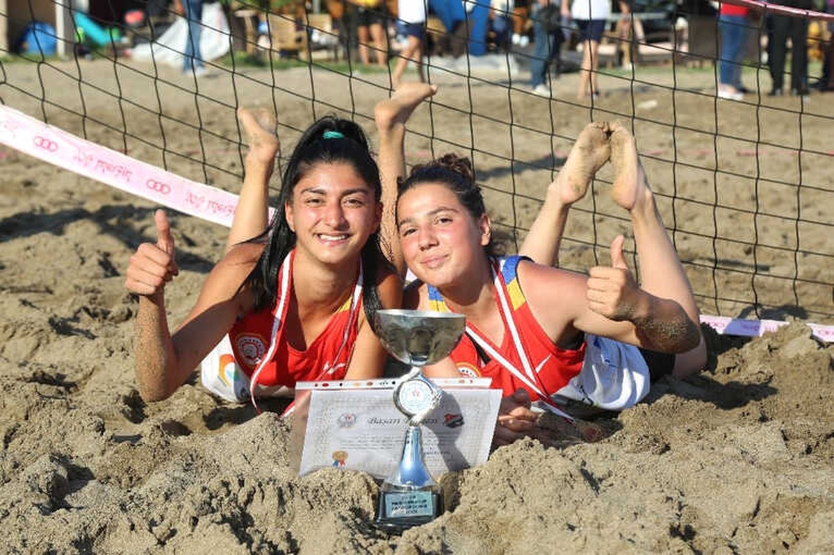 Mezitli\'de Plaj Voleybolu Şampiyonları Kupalarını Aldı