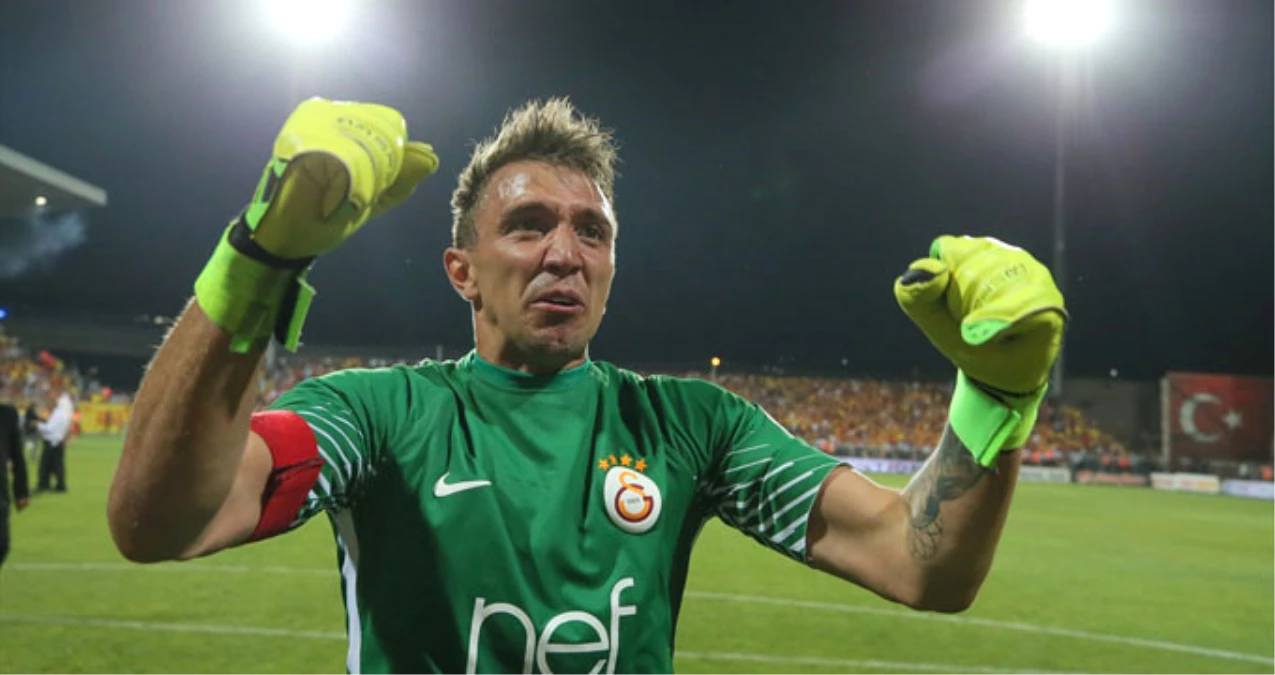 Şampiyon Galatasaray\'ın Kalecisi Muslera, Kupa Sayısında Aziz Yıldırım\'ı Yakaladı