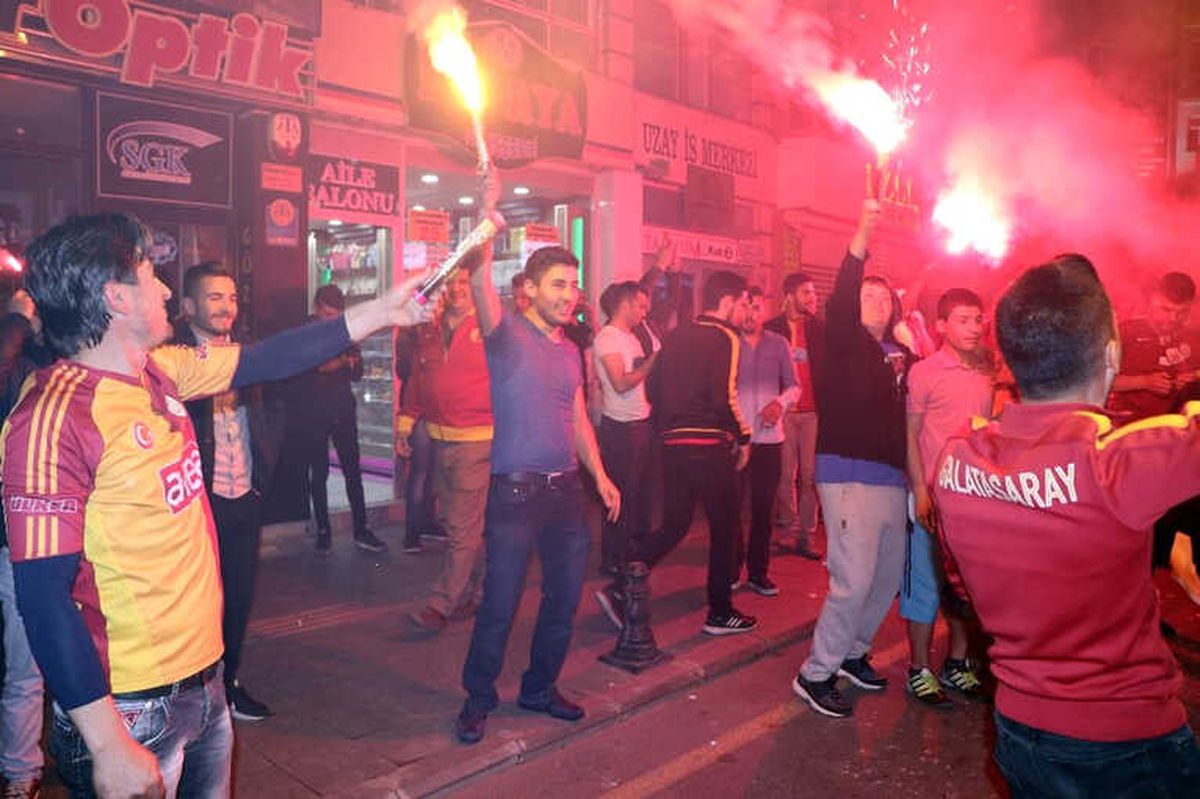 Nevşehir\'de Galatasaray Taraftarları Şampiyonluğu Kutluyor