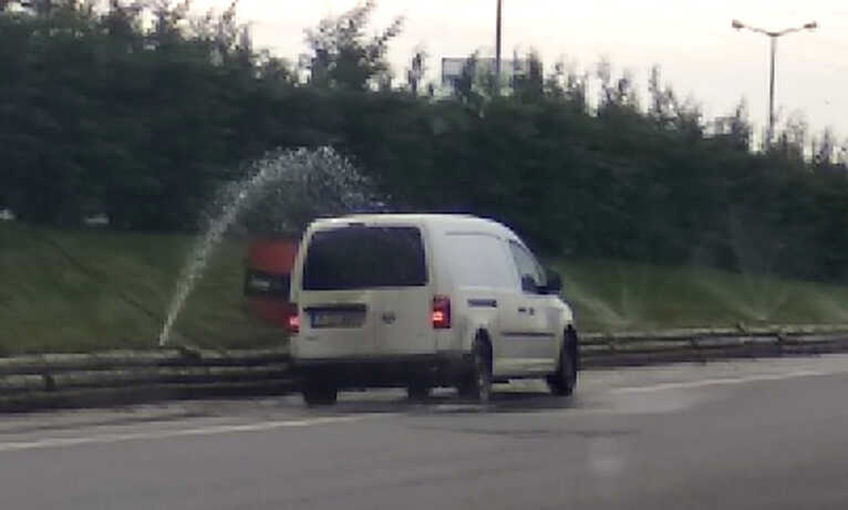 Otoyolu Oto Yıkamaya Çevirdi
